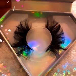 Lashing around boutique “The best Minks to blink”